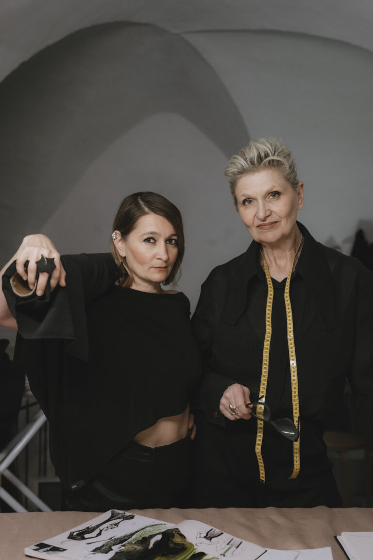 Babsi Schneider und Elke Steffen-Kühnl im Atelier